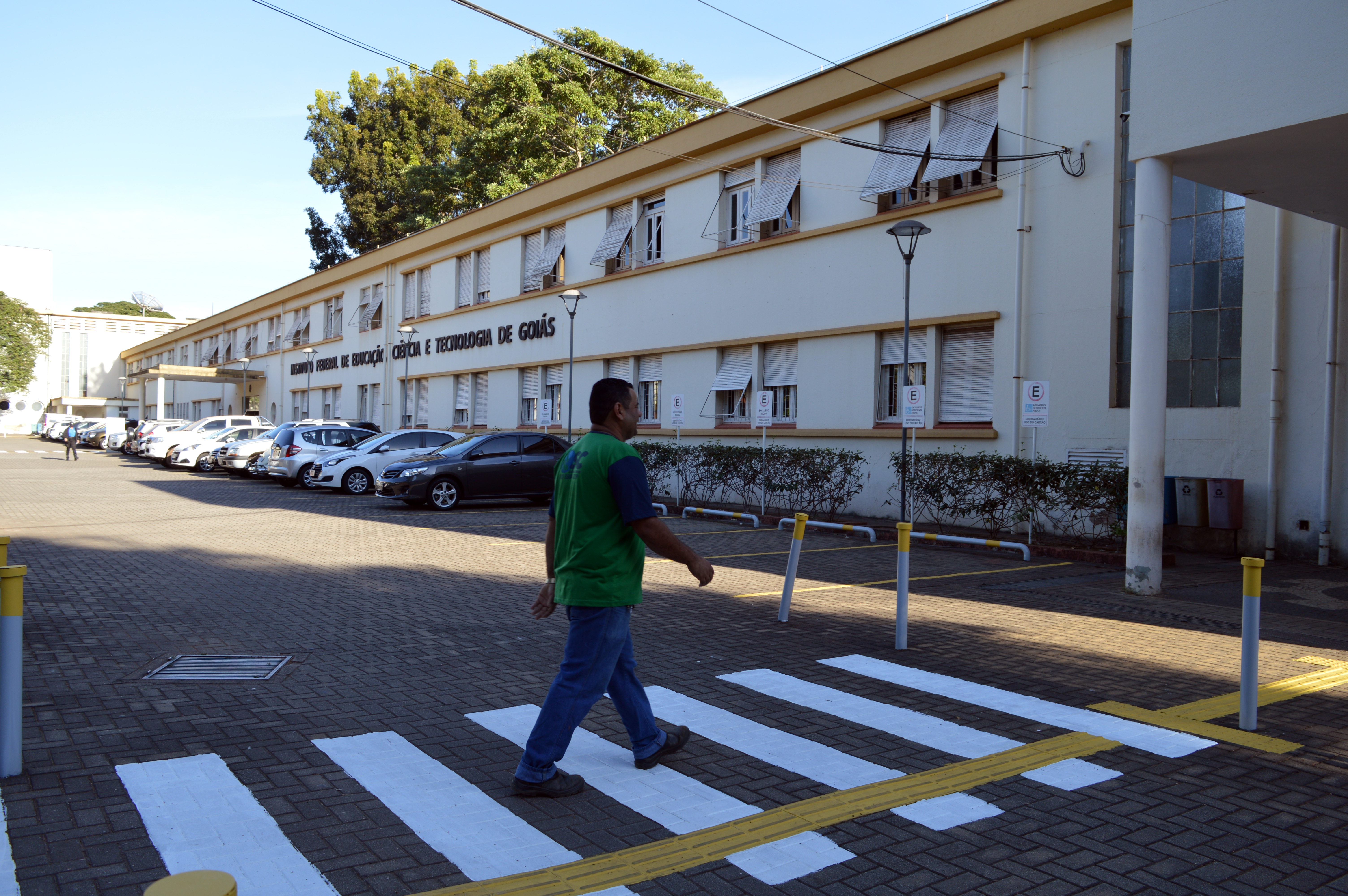 Novas faixas de pedestres instaladas no Câmpus Goiânia do IFG.